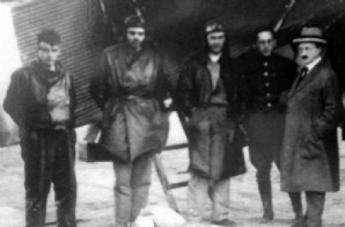 Pando, circa 1930. Saint Exupéry (segundo porla izquierda) y Angel Adami (extremo derecha)
