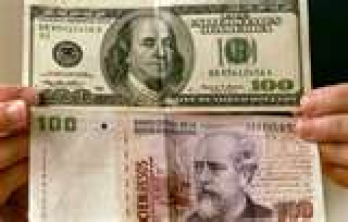 Pagar con pesos argentinos en los comercios de Uruguay sale 30% más