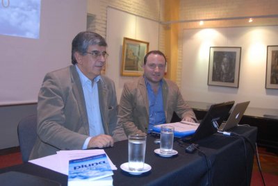 Durante la presentación en Punta del Este, junto a Alejandro Spera
