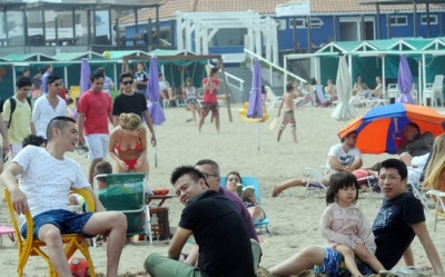 Turistas chinos en Pinamar, en el verano.