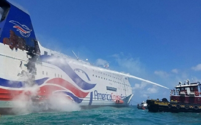Remolcan a un muelle de Puerto Rico ferry incendiado