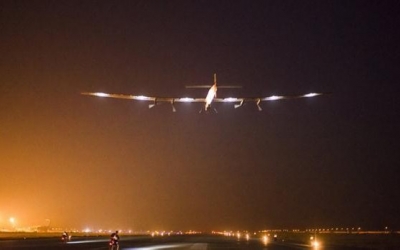 Un avión solar dio la primera vuelta al mundo sin combustible