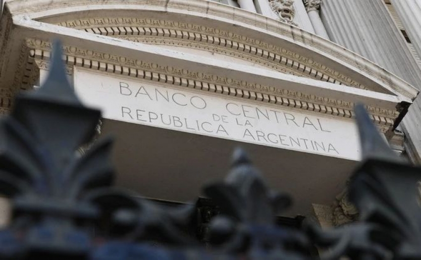 A partir de mañana, la compra de dólares y las transferencias al exterior requerirán autorización del Banco Central argentino