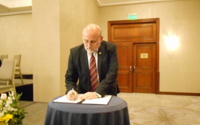 El Presidente de la Cámara Uruguay de Turismo, Juan Martínez Escrich firma el acta fundacional de la Confederación de Cámara Empresariales este lunes en el Sheraton.