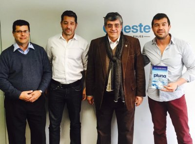 Eliseo Sequeira; Alejandro Moreno; Sergio Antonio Herrera y Gustavo Garófalo, con el libro que le regalamos.