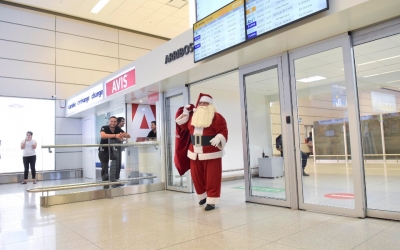 Papá Noel aterriza su trineo en el Aeropuerto de Carrasco para celebrar la Navidad