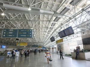  El aeropuerto Tom Jobim está siendo ampliado pero mantiene viejos hábitos: refrigeración con problemas. Foto: Ana Branco / O Globo