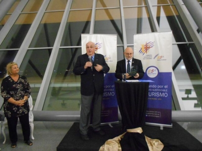 Un momento emotivo en la noche del jueves 22 de marzo en el Aeropuerto Internacional de Carrasco: distinción a Walter Sobrero por sus 25 años de constante aporte y presencia en la CAMTUR