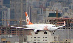   Aerolínea brasileña apura despidos por baja 