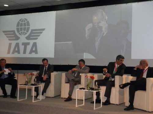 Panel de lujo: Moderador: Patricio Sepúlveda. De izq. a der.: Andrés Conesa, Aeroméxico; Enrique Cueto, LAN; Pedro Heilbron, Copa Airlines y Germán Efromovich, AviancaTaca.