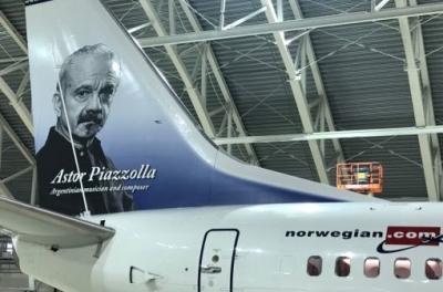 Primer avión de Norwegian Air Argentina con la imagen de Astor Piazzolla en su ala de cola