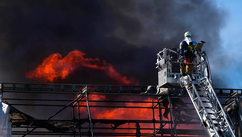 Incendio en la histórica Bolsa de Copenhague, se derrumba su icónico chapitel