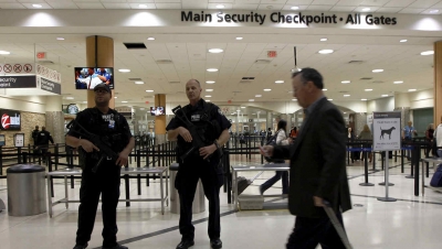 Policías cuidan de los viajeros en el aeropuerto Hartsfield-Jackson International de Atlanta tras los ataques en París el viernes 13 de Noviembre del 2015 