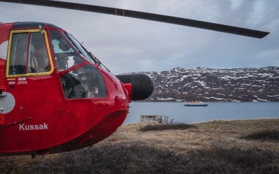 Poseidon Expeditions en Groenlandia: Helicóptero y Sea Spirit de fondo.