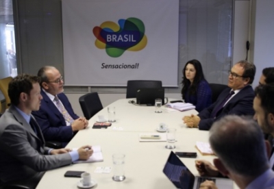 Reuni&oacute;n entre representantes de las dos entidades.
