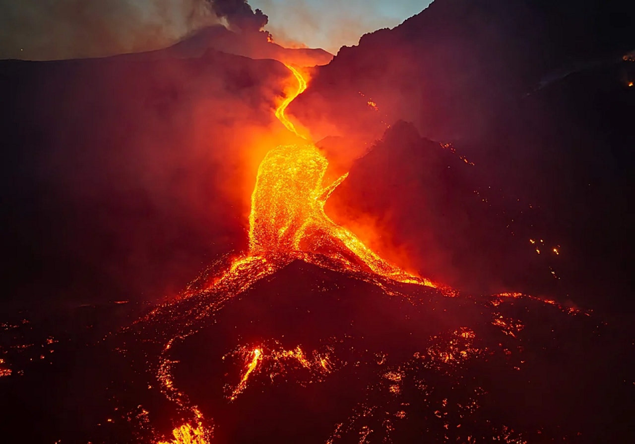 El aeropuerto de Catania en Sicilia permanece cerrado y las erupciones del Etna ya afectan a Malta