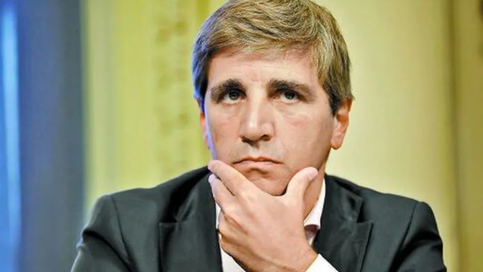 El transporte a&eacute;reo en Argentina pas&oacute; a depender del Ministerio de Econom&iacute;a