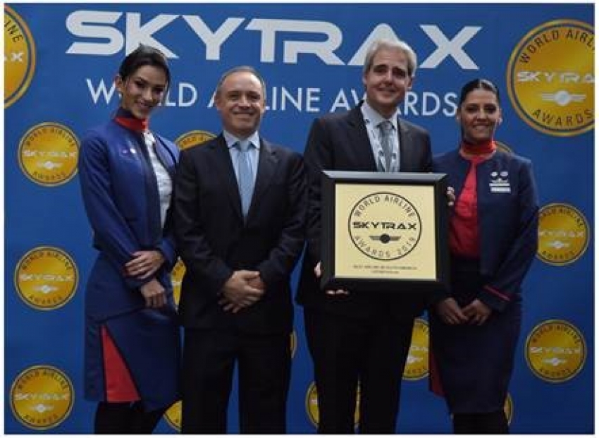 Ana Paula Martins, Tripulante de Cabina; Ramiro Alfons&iacute;n, VP Finanzas; Oscar Aguayo, Director de Flota; y Margarita Medina Riveros, Jefe de Servicio a Bordo, reciben el premio en Par&iacute;s