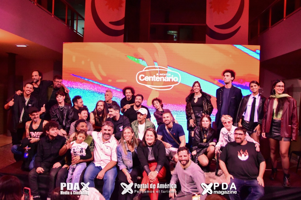 La Ministra Interina junto con los responsables del evento y varios artistas que lo protagonizarán