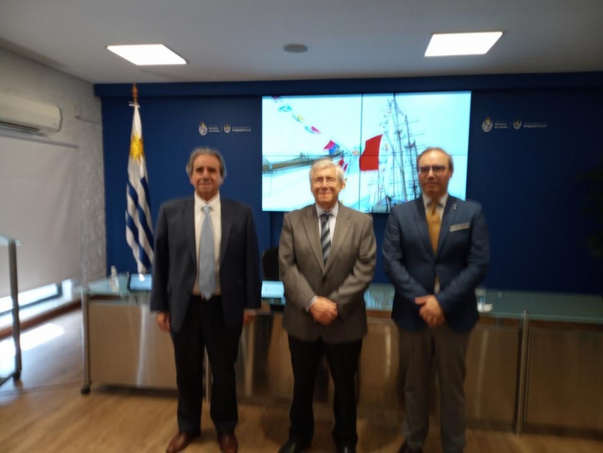 Subsecretario de Turismo, Remo Monzeglio; Ministro de Turismo, Tabar&eacute; Viera; Director T&eacute;cnico del INE, Diego Aboal.