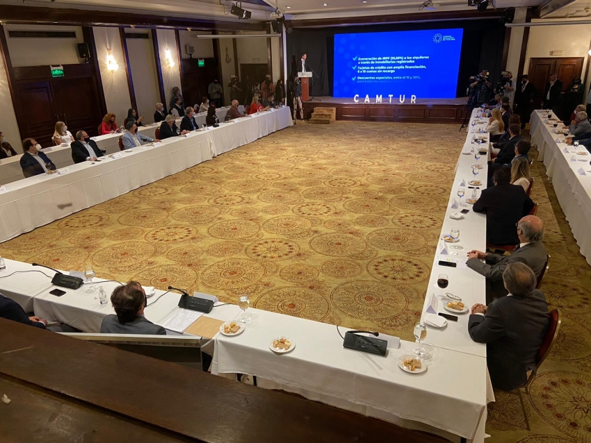 Imagen tomada desde la cabina de prensa. Imposible captar la mesa principal