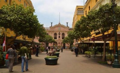  En Lima nunca llueve y suele estar nublado. El centro histórico es un paseo obligado.
