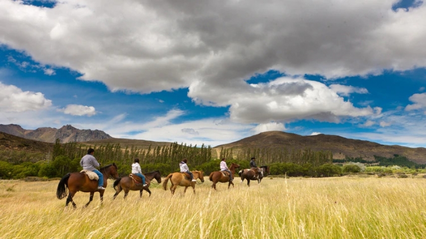 Cabalgata de turistas en el "Corredor de los Andes". Los casi casi $4.000 millones apuntan a pasar la crisis y adaptar la oferta a un mundo "Post-Covid-19", con mayor demanda de "naturaleza".