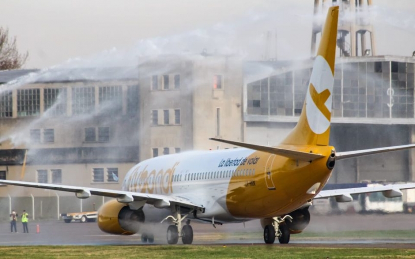 JetSmart y FlyBondi redefinen y cancelan rutas por restricciones en El Palomar