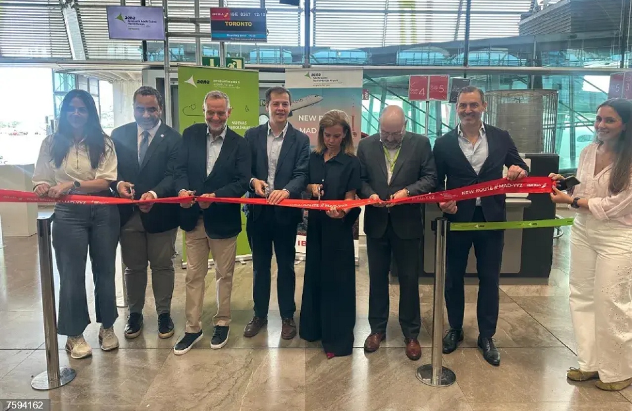 Corte de cinta protocolario de la inauguraci&oacute;n de la ruta Madrid-Toronto de Iberia