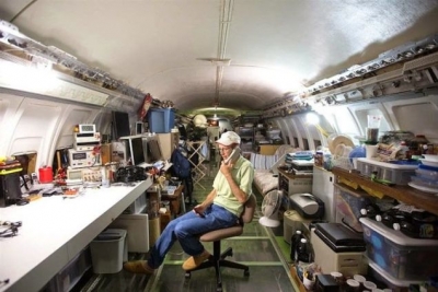 Este hombre convirtió un Boeing 727 en medio de un bosque en su asombrosa casa