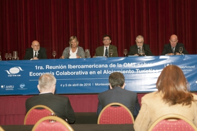 Juan Mart&iacute;nez, Presidente AHRU; Liliam Kechichian, Ministra de Turismo; Alejandro Varela, Director Regional Adjunto para las Am&eacute;ricas de la OMT; Benjam&iacute;n Liberoff, Subsecretario de Turismo; Jordi Busquets, Presidente IHRA.