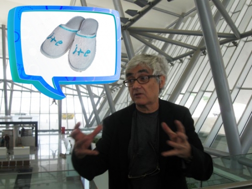 Dise&ntilde;ador del Aeropuerto de Carrasco, Arquitecto Rafael Vi&ntilde;oly: "Las pantuflas deber&iacute;an ser as&iacute; de grandes para verlas al bajar del avi&oacute;n..."
