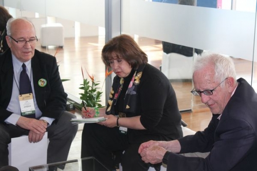 En el Foro El Papel del Periodista de Turismo, en Bogot&aacute;, en mayo de 2011, de izquierda a derecha: Lluis Mesalles, director del Bolet&iacute;n Tur&iacute;stico; Astrid Gonz&aacute;lez, Presidenta de ACOPET y el Arquitecto Jorge Valencia Caro