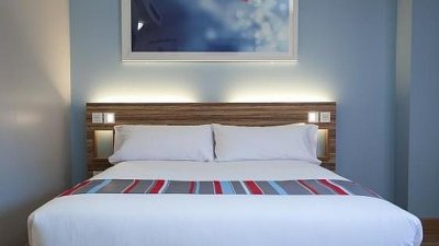 Una habitaci&oacute;n de un hotel Travelodge en Madrid