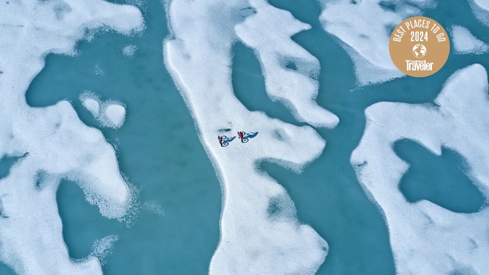 Personas en terreno helado en el Ártico.