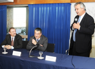 Habla el MInistro Pintado y lo observan el Presidente de Pluna Ente, Fernando Pasadores (centro) y el representante del Partido Nacional en el directorio, Delgado Sicco