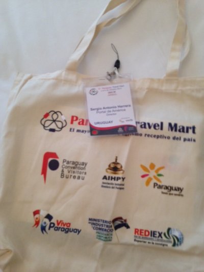 Si hay algo que nos indica la experiencia en lo relacionado a vaticinar el &eacute;xito o el fracaso de una operaci&oacute;n, es la primera impresi&oacute;n. Hasta ahora ha sido excelente el servicio y los detallaes, como el que se aprecia en la imagen: la bolsa con el material y la credencial, lo vimos sobre la cama apenas ingresar a nuestra habitaci&oacute;n