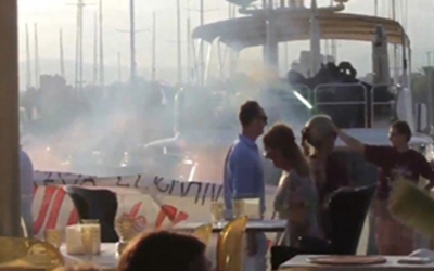 Captura de un video, en el que un grupo de activistas antisistema se planta ante un restaurante del puerto de Palma con bengalas y pancartas contra el turismo de &eacute;lite y masivo que, en su opini&oacute;n, "destruye Mallorca y condena a la clase trabajadora de los Pa&iuml;sos Catalans a la miseria".