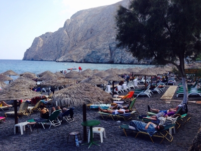 Kamari, una de las m&aacute;s lindas playas de Santorini