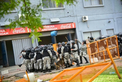 Cae la garrafa azul sobre el n&uacute;cleo de efectivos policiales y va directa al lomo del can.