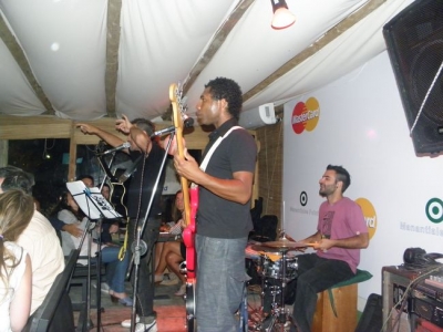 Lujos de la noche este&ntilde;a: como "Tr&iacute;o de la casa", un terceto de m&uacute;sicos de aquellos