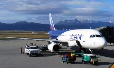 Tiempos felices (noviembre de 2011), un avi&oacute;n de LAN utilizando las mangas de Ushuaia.