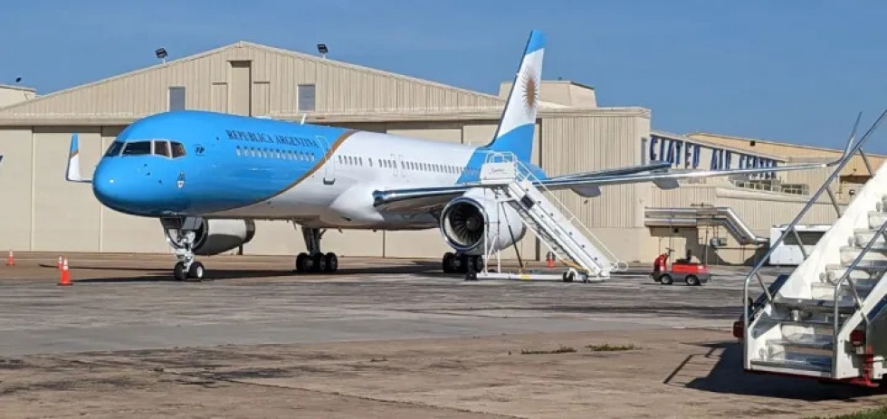 Sale del taller de pintura el nuevo avión presidencial de Argentina