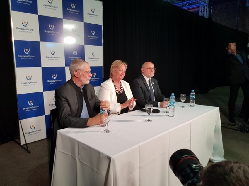 Benjamín Liberoff; Liliam Kechichian y Juan Martínez en el momento del anuncio en FIT. Protocolarmente quizás Martínez debería estar allí, lo cierto fue que cuando  dimos la noticia del error, fue uno de los dos actores del sector que se comunicó con nosotros para coincidir con nuestra apreciación. Nos consta que dio esa misma versión a los medios y no es su culpa que no lo recogieran.