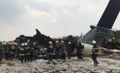 Equipos de rescate trabajan en el lugar del siniestro en el aeropuerto internacional de Katmand&uacute;.