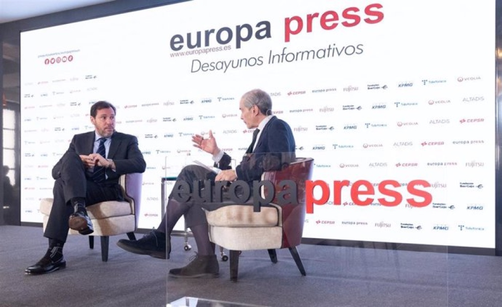 El ministro de Transportes y Movilidad Sostenible, &Oacute;scar Puente  y el director de Europa Press, Javier Garc&iacute;a Vila.
