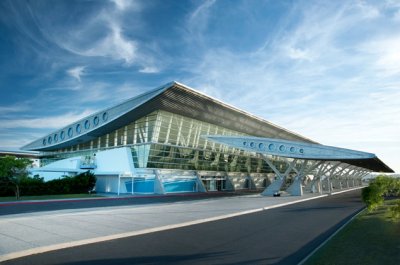 La mejor prueba de integraci&oacute;n de dos de los principales destinos tur&iacute;sticos del pa&iacute;s. El Aeropuerto de Laguna del Sauce sirve t&aacute;citamente a Punta del Este y se encuentra en jurisdicci&oacute;n territorial de Piri&aacute;polis