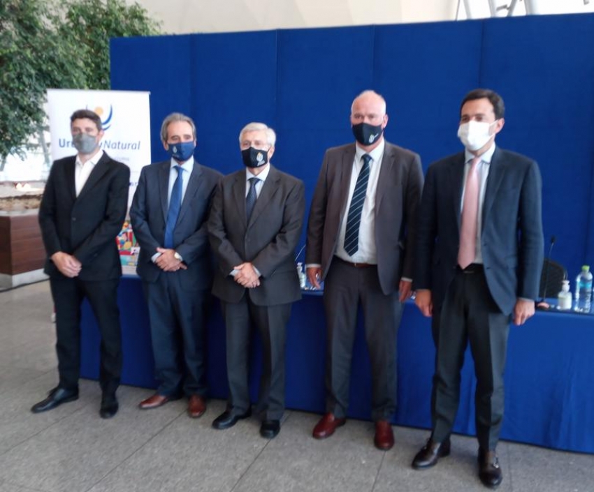 Dario Ratinoff, Gerente Comercial de JetSmart; Remo Monzeglio, Subsecretario de Turismo; Tabar&eacute; Viera, Ministro de Turismo; Juan Jos&eacute; Olaizola, Subsecretario del MTOP; Diego Arrosa, CEO Corporaci&oacute;n Am&eacute;rica Uruguay. 