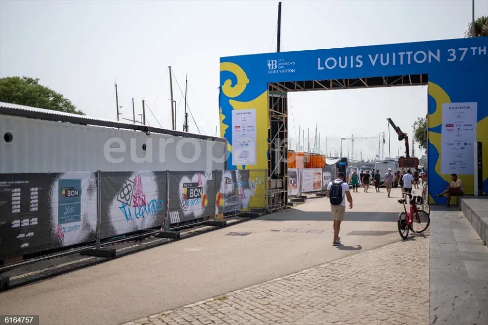Varias personas pasean por los nuevos espacios para la Copa Am&eacute;rica de Vela, a 20 de agosto de 2024, en Barcelona, Catalunya (Espa&ntilde;a).