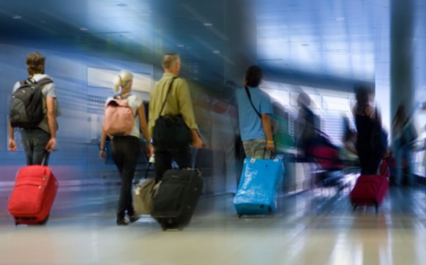 Turistas en un aeropuerto. 